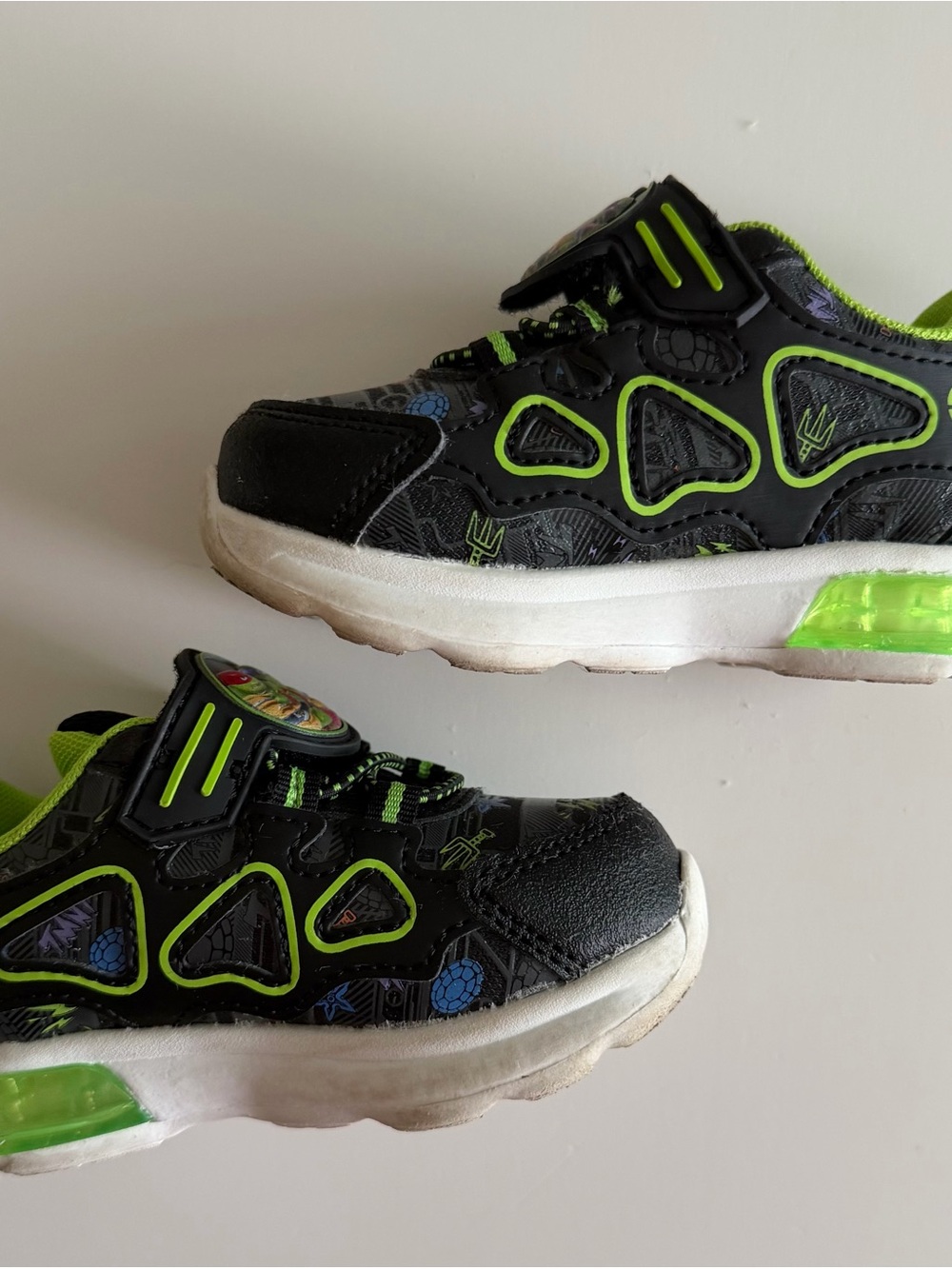 Kids Black & Neon Green Ninja Turtles Light-Up Sneakers Toddler 6 - Picture 8 of 9